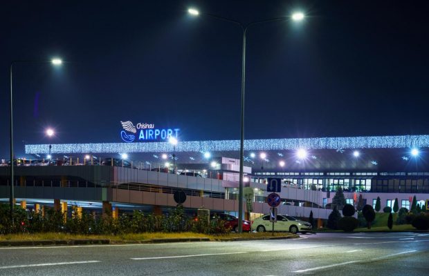 Пасажирам у аеропорту Кишинева стає тісно у терміналах, і там будують нові навіси