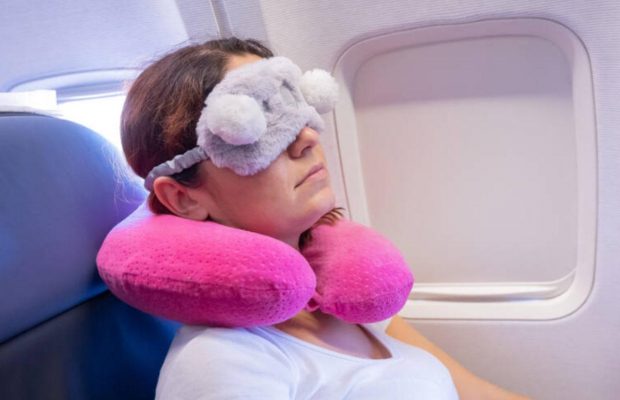 Як перенести тривалий переліт і зміну часових поясів: 8 лайфхаків від експертів