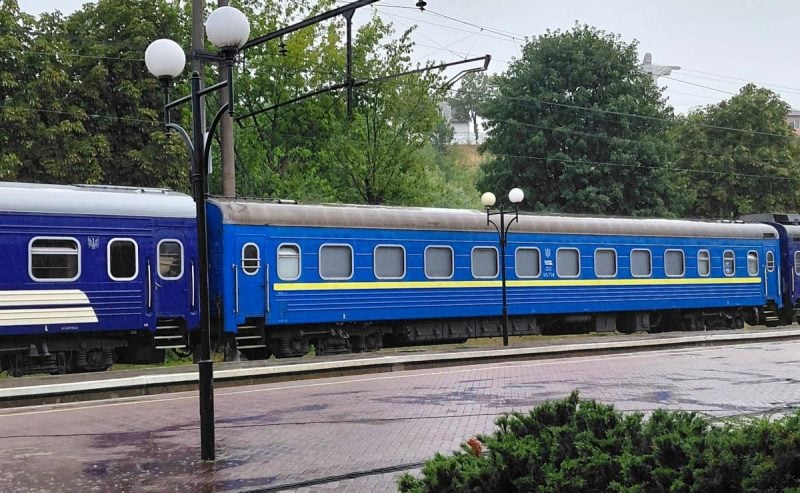 Після нічної атаки РФ на Київ "Укрзалізниця" змінила маршрути низки потягів
