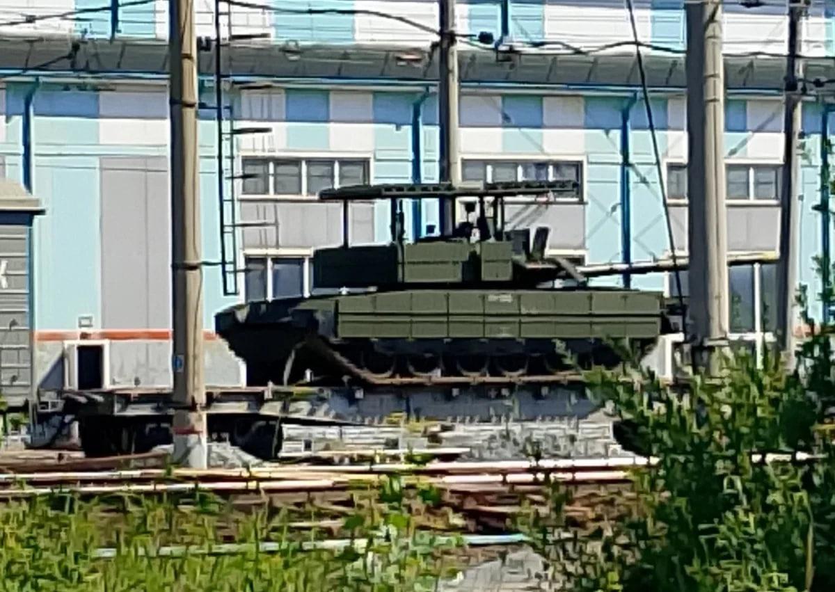 Транспортували залізницею: у РФ 'засвітили' модернізований танк Т-80БВМ Транспортували залізницею: у РФ 'засвітили' модернізований танк Т-80БВМ