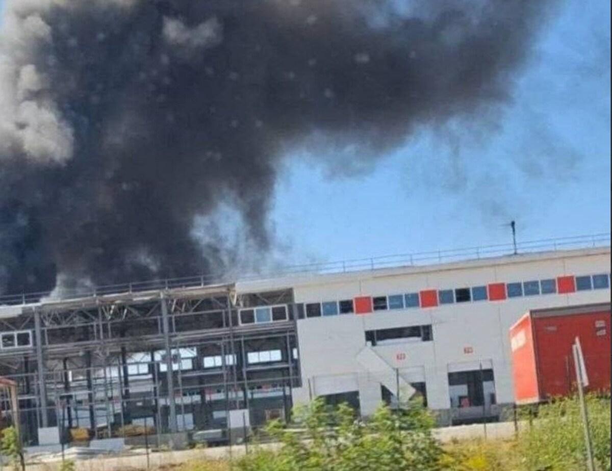 Россияне ударили по почтовому терминалу в Харькове: в ОВА рассказали о последствиях Россияне ударили по почтовому терминалу в Харькове: в ОВА рассказали о последствиях