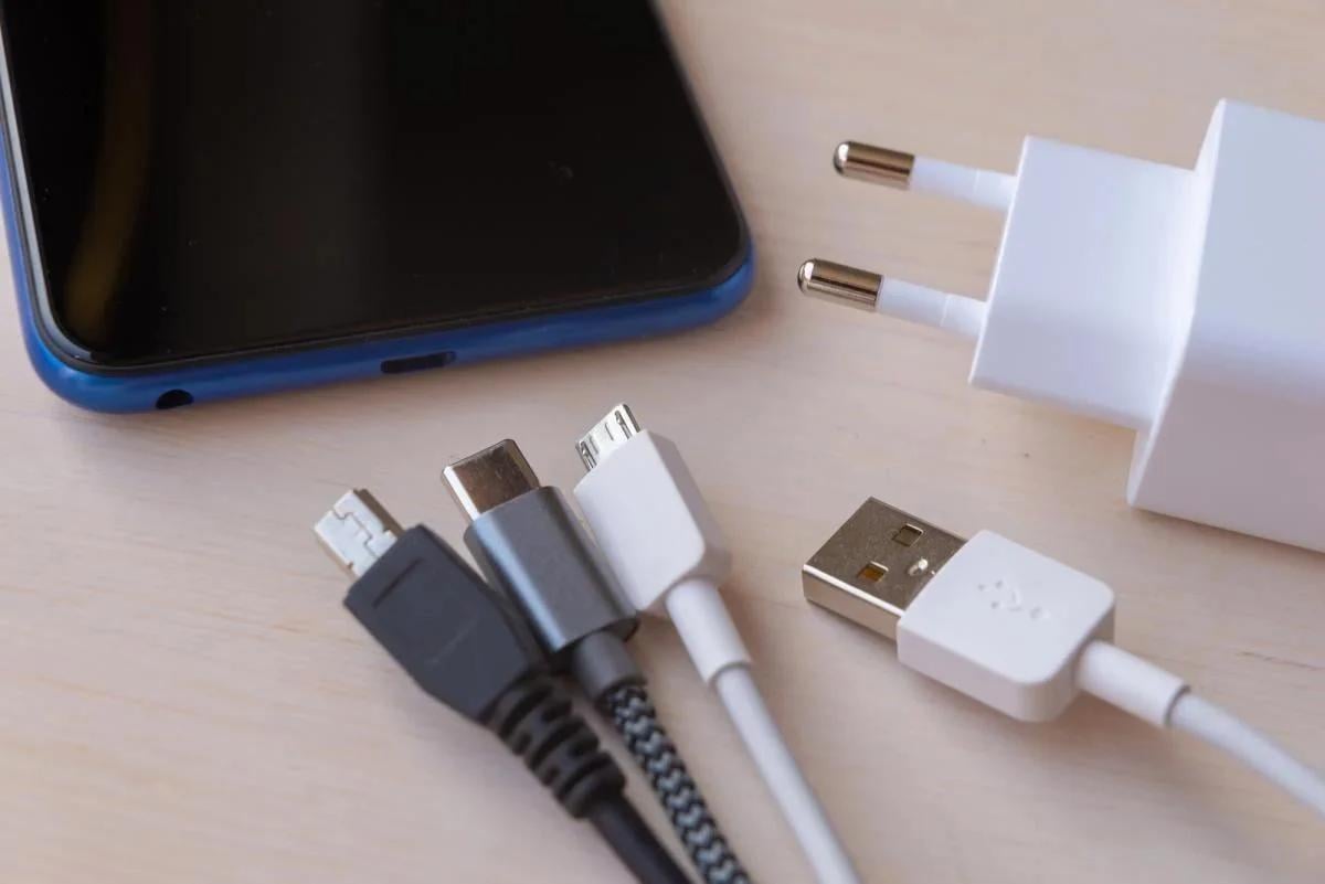 Названо 4 ознаки, що зарядний пристрій для смартфона час терміново замінити Названо 4 ознаки, що зарядний пристрій для смартфона час терміново замінити
