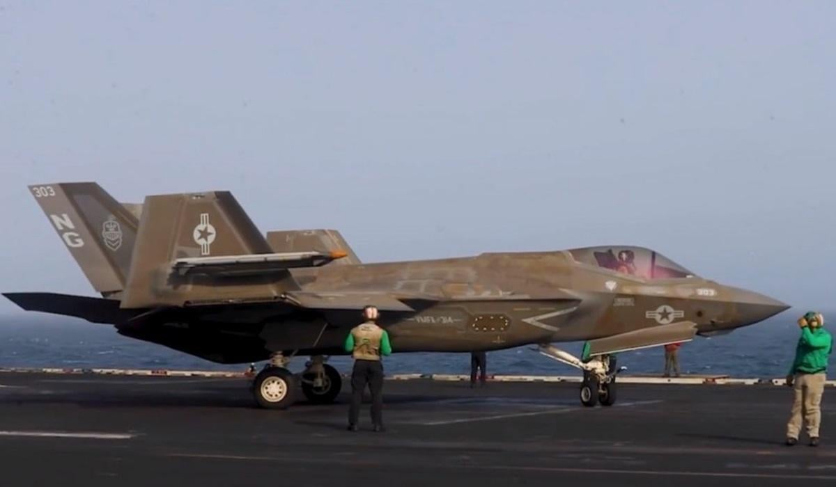 Новітні американські винищувачі F-35C вже виглядають абсолютно 'іржавими' (відео) Новітні американські винищувачі F-35C вже виглядають абсолютно 'іржавими' (відео)