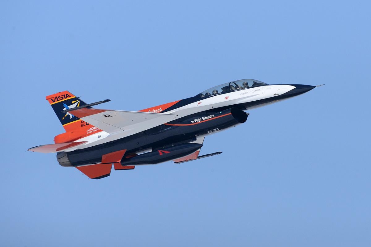 В США провели испытания самолета X-62A VISTA, способного без пилота перехватывать цели В США провели испытания самолета X-62A VISTA, способного без пилота перехватывать цели
