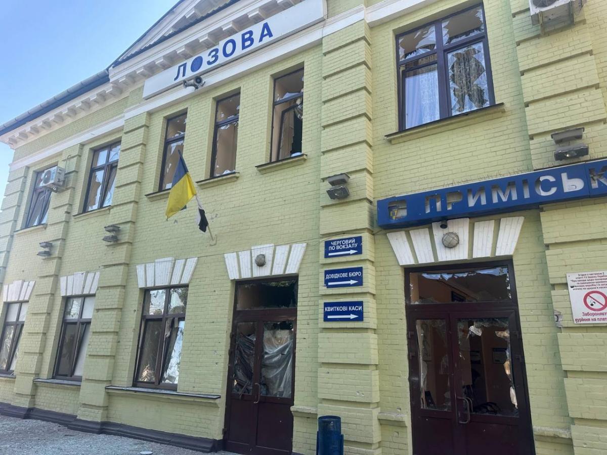 Россия нанесла удар по железнодорожной станции в Лозовой: есть жертвы Россия нанесла удар по железнодорожной станции в Лозовой: есть жертвы
