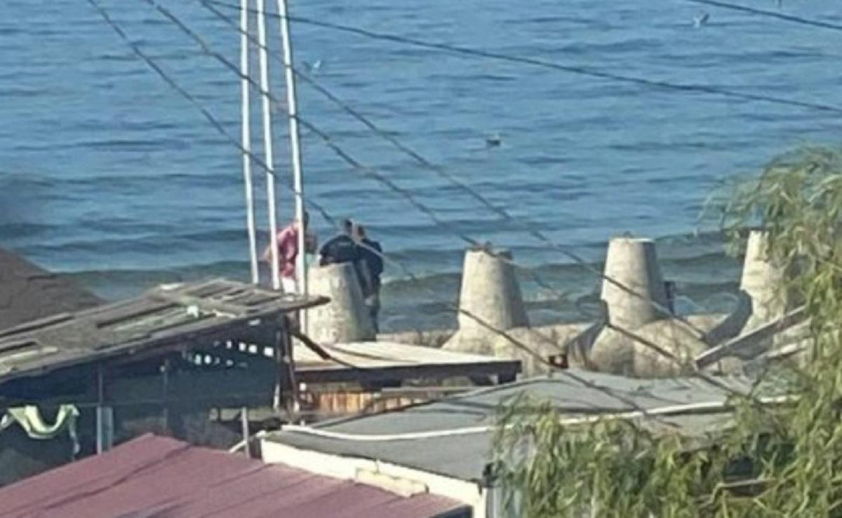 У Коблевому під час купання в морі від вибуху загинув чоловік, є поранені У Коблевому під час купання в морі від вибуху загинув чоловік, є поранені