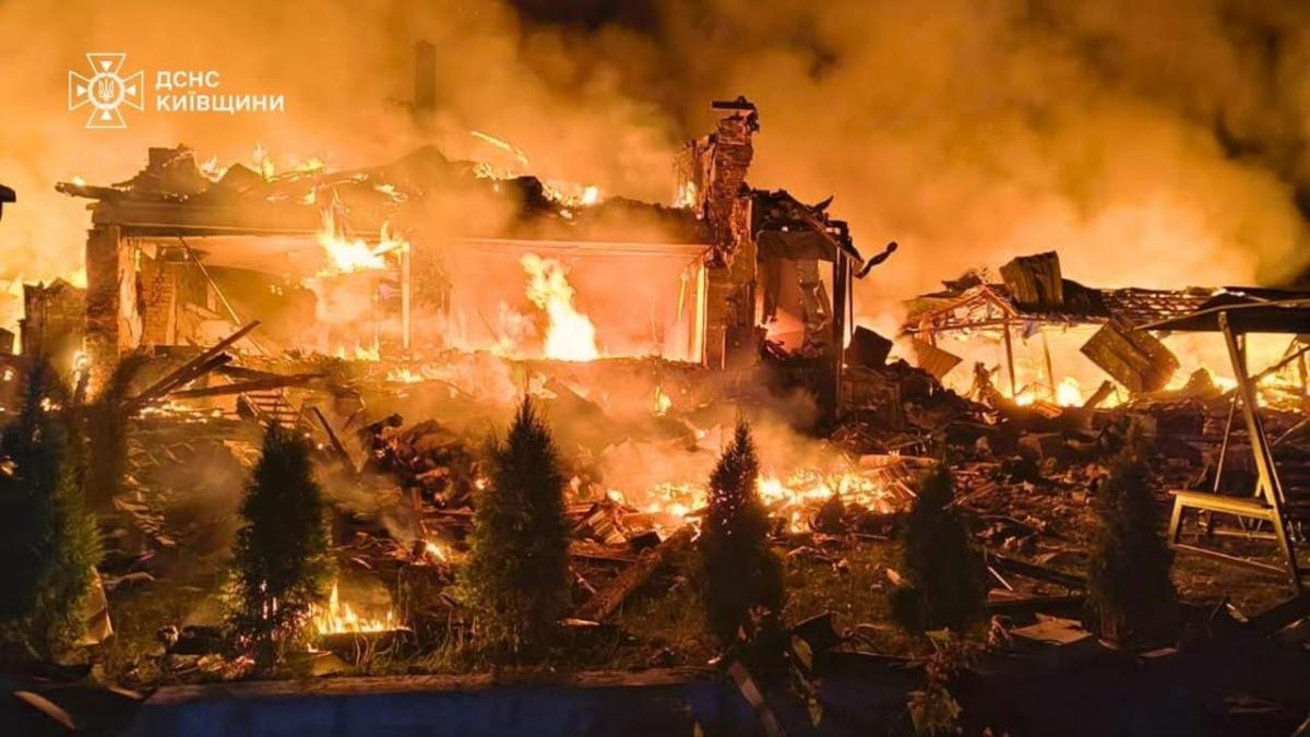 РФ повністю знищила житловий будинок на Київщині: загинуло троє людей, серед них дитина РФ повністю знищила житловий будинок на Київщині: загинуло троє людей, серед них дитина