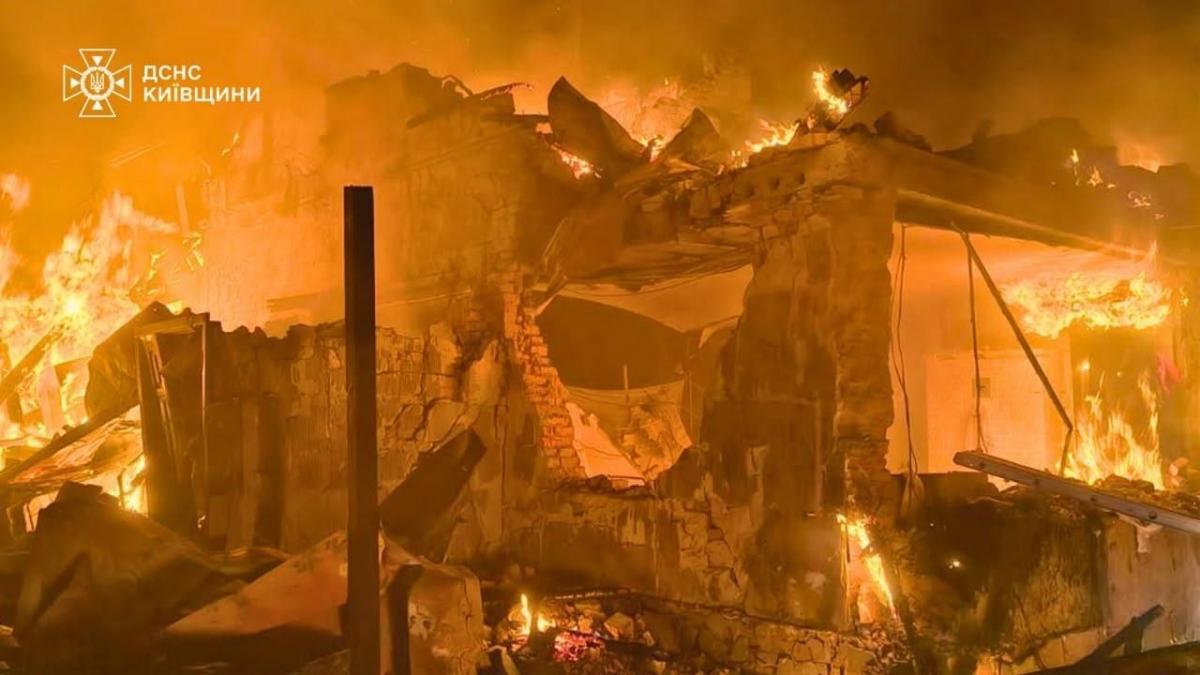 РФ повністю знищила житловий будинок на Київщині: загинуло троє людей, серед них дитина РФ повністю знищила житловий будинок на Київщині: загинуло троє людей, серед них дитина