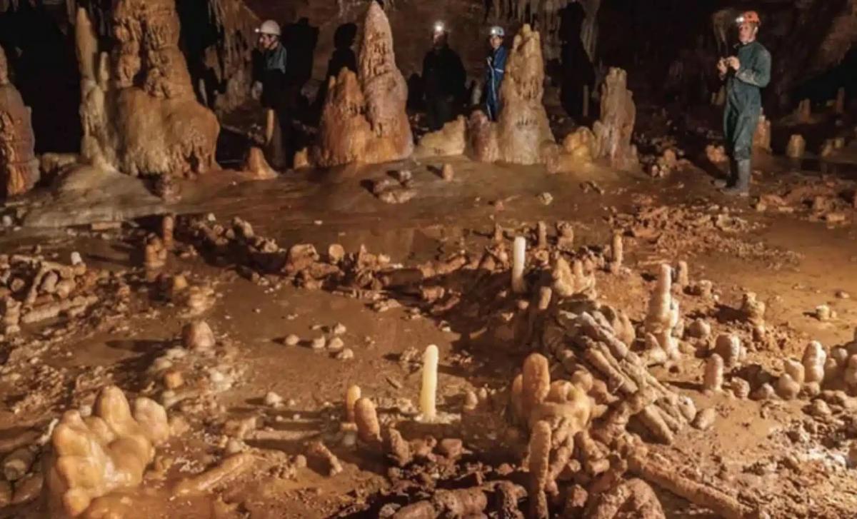 Археологи в глубокой пещере нашли сооружение, построенное 176 500 лет назад: что их удивило Археологи в глубокой пещере нашли сооружение, построенное 176 500 лет назад: что их удивило