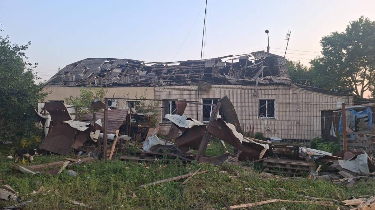 Росіяни скинули три авіабомби на Суми: у місті значні руйнування, постраждало 5 людей Росіяни скинули три авіабомби на Суми: у місті значні руйнування, постраждало 5 людей