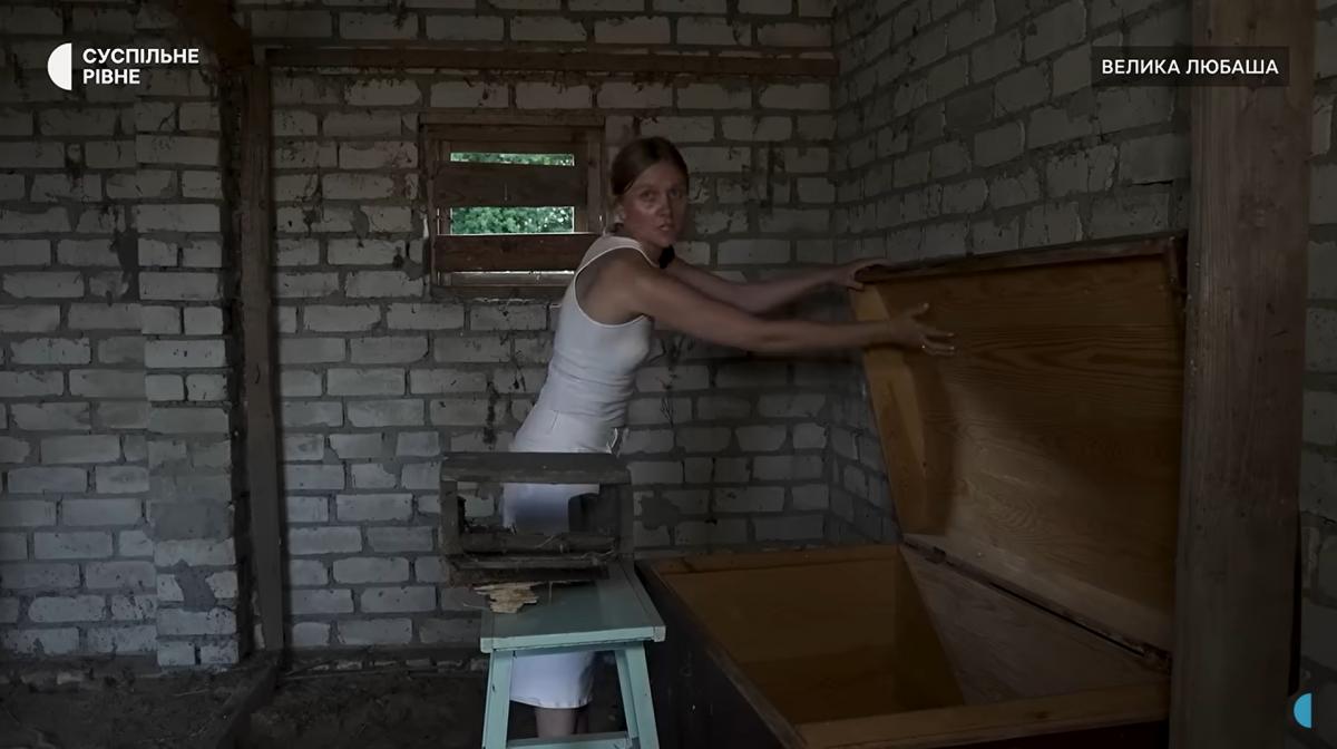 Пара купила 100-річну хату на хуторі та знайшла всередині скарб (фото) Пара купила 100-річну хату на хуторі та знайшла всередині скарб (фото)