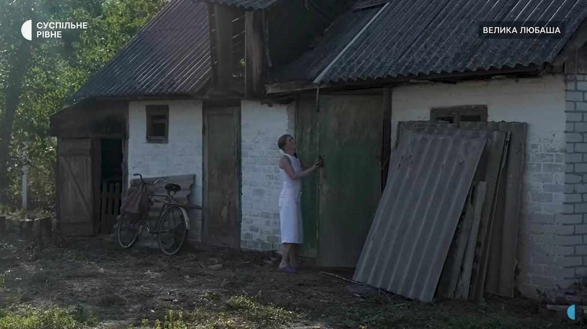 Пара купила 100-річну хату на хуторі та знайшла всередині скарб (фото) Пара купила 100-річну хату на хуторі та знайшла всередині скарб (фото)