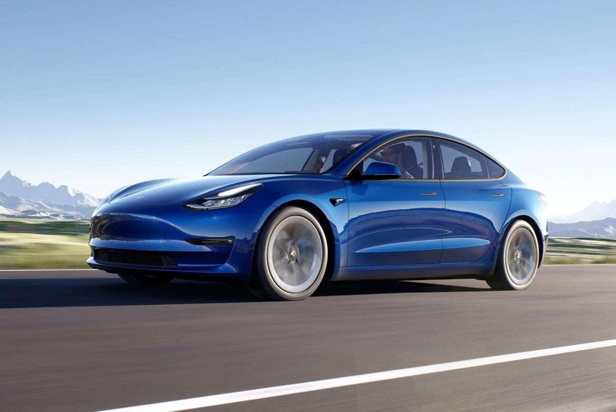 Власник Tesla знайшов простий спосіб заряджати акумулятор електромобіля прямо під час руху Власник Tesla знайшов простий спосіб заряджати акумулятор електромобіля прямо під час руху