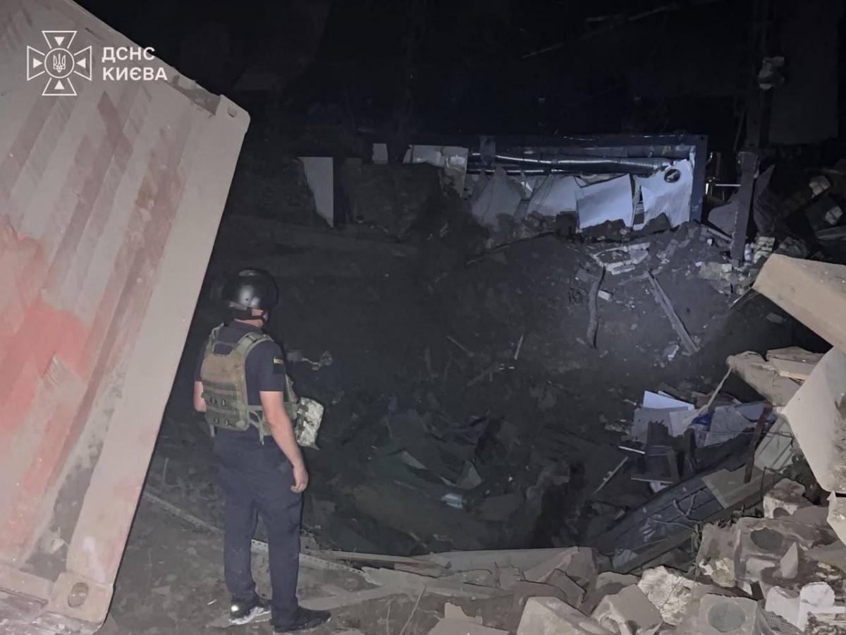 У Києві балістика влучила на території дитячої лікарні: в ДСНС показали наслідки атаки
