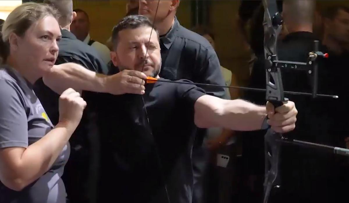 На Прикарпатті Зеленський стріляв з лука і піднімав штангу (відео) На Прикарпатті Зеленський стріляв з лука і піднімав штангу (відео)