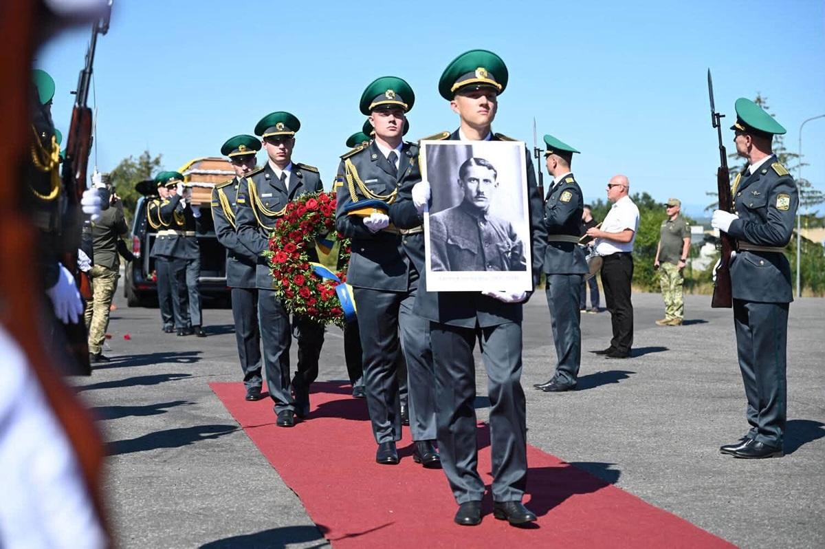 В Україну доставили прах засновника ОУН Євгена Коновальця В Україну доставили прах засновника ОУН Євгена Коновальця