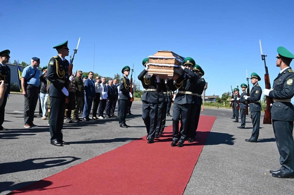 В Україну доставили прах засновника ОУН Євгена Коновальця В Україну доставили прах засновника ОУН Євгена Коновальця