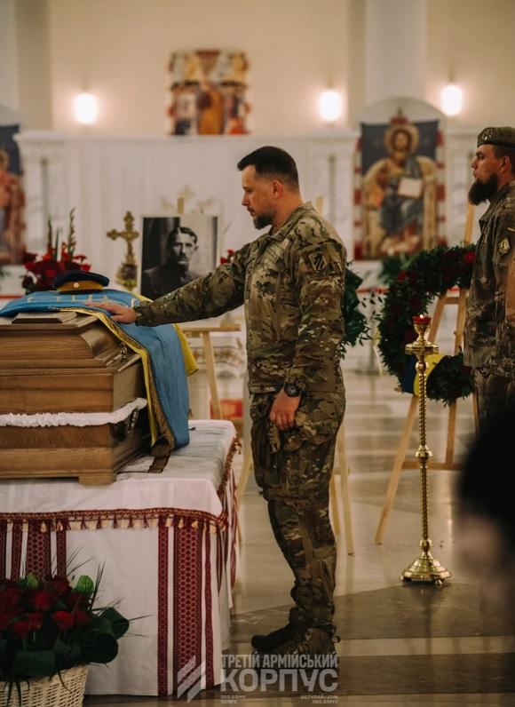 Бронированный Austin и мистерия с факелами: Третий корпус Белецкого попрощался с Коновальцем