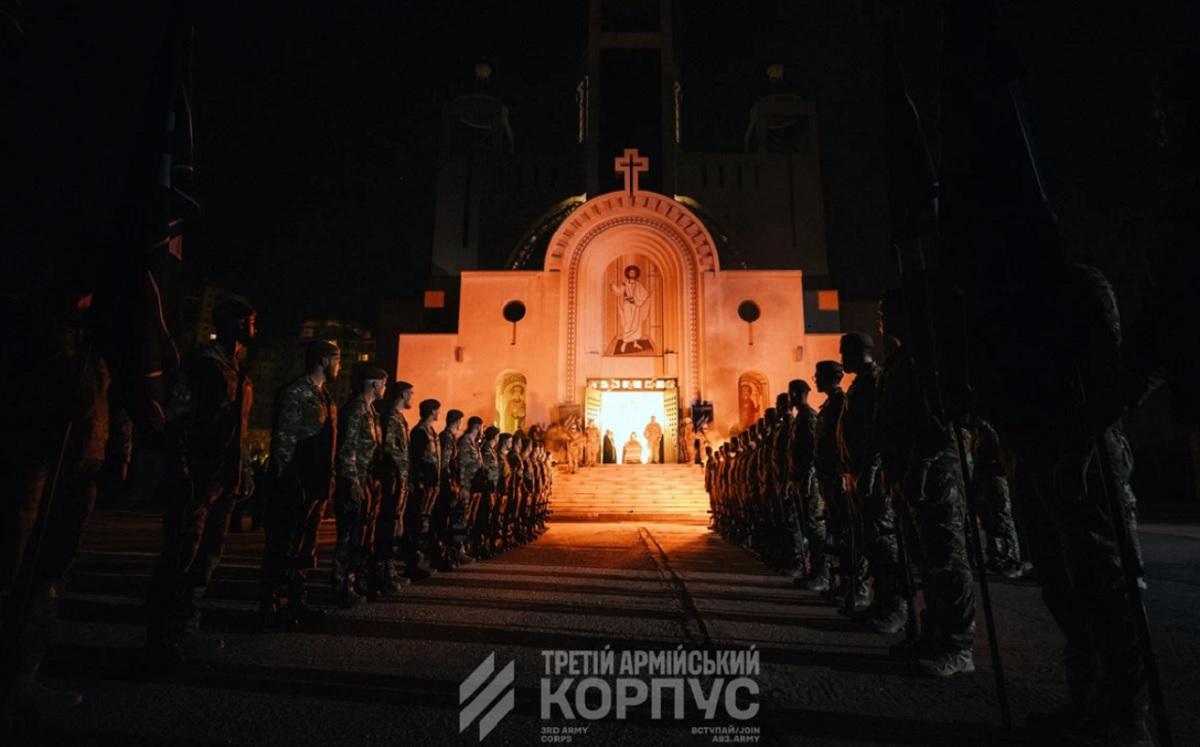 Бронированный Austin и мистерия с факелами: Третий корпус Белецкого попрощался с Коновальцем