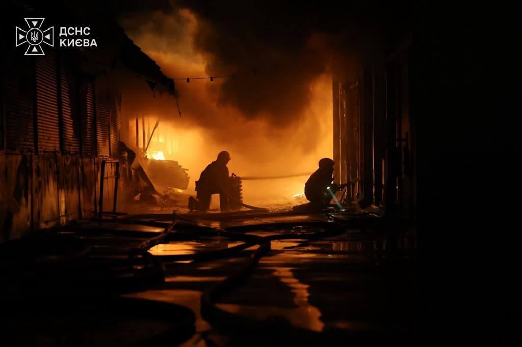 В Киеве после российской атаки масштабный пожар, пострадали люди (фото) В Киеве после российской атаки масштабный пожар, пострадали люди (фото)
