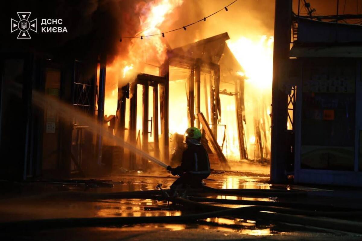 У Києві після російської атаки масштабна пожежа, постраждали люди (фото)