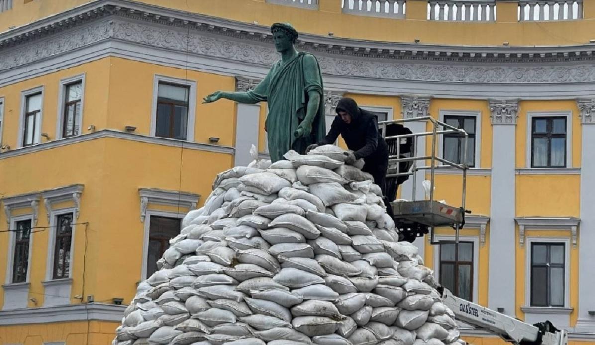 В Одесі вперше за час війни з пам’ятника Дюку прибрали мішки з піском: чому зняли захист В Одесі вперше за час війни з пам’ятника Дюку прибрали мішки з піском: чому зняли захист