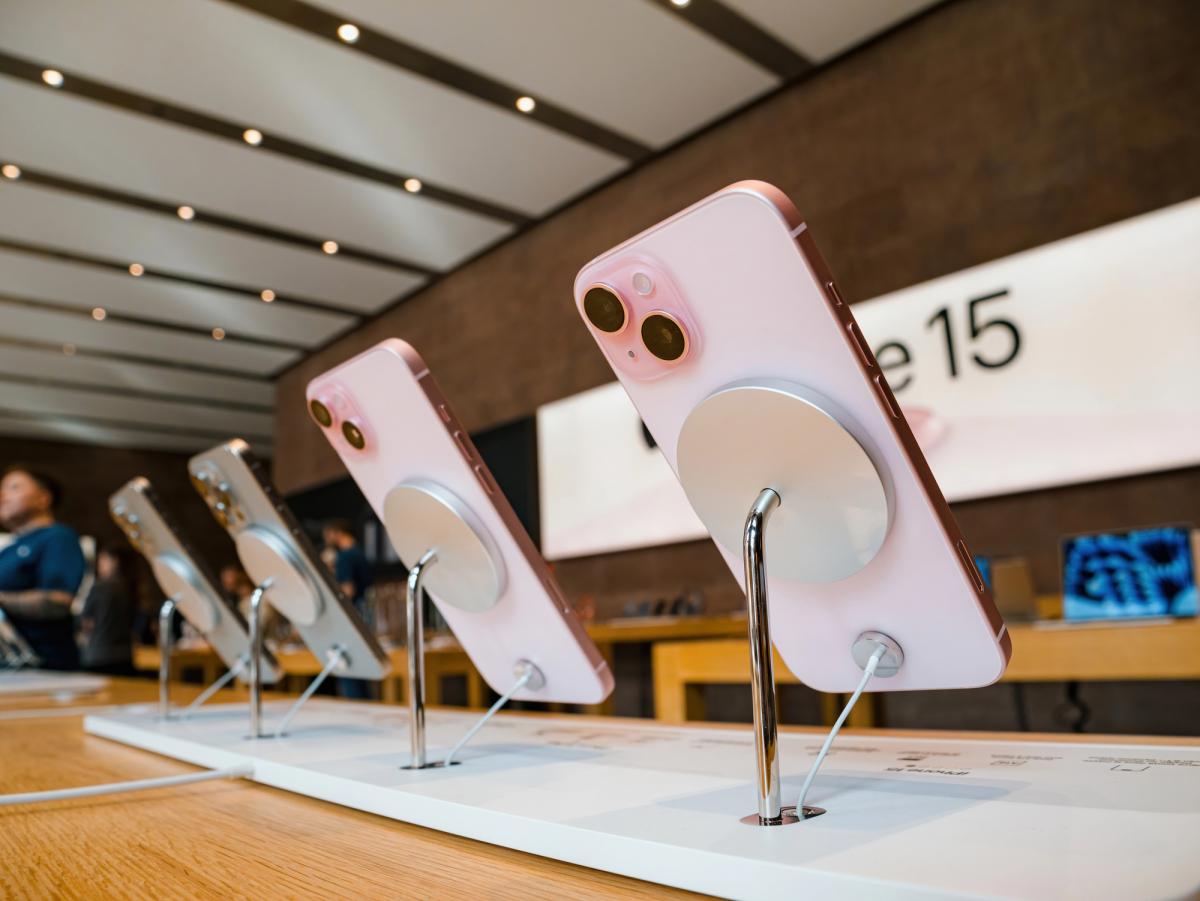 Стоит ли покупать iPhone 15 в 2026 году: эксперты нашли более выгодную модель Стоит ли покупать iPhone 15 в 2026 году: эксперты нашли более выгодную модель