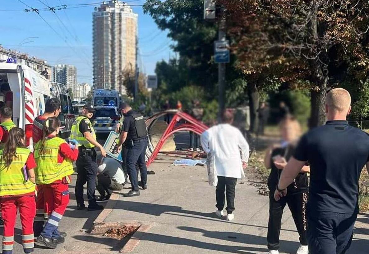 В Києві машина в’їхала в зупинку з людьми: є загиблі і травмовані В Києві машина в’їхала в зупинку з людьми: є загиблі і травмовані