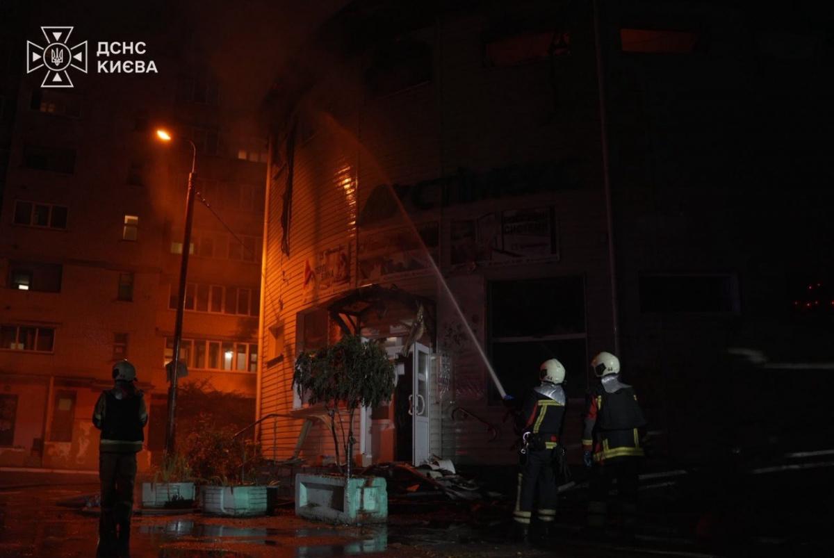 Росія завдала ударів по Києву: 4 людини загинуло, зафіксовано пожежі та руйнування (фото) Росія завдала ударів по Києву: 4 людини загинуло, зафіксовано пожежі та руйнування (фото)