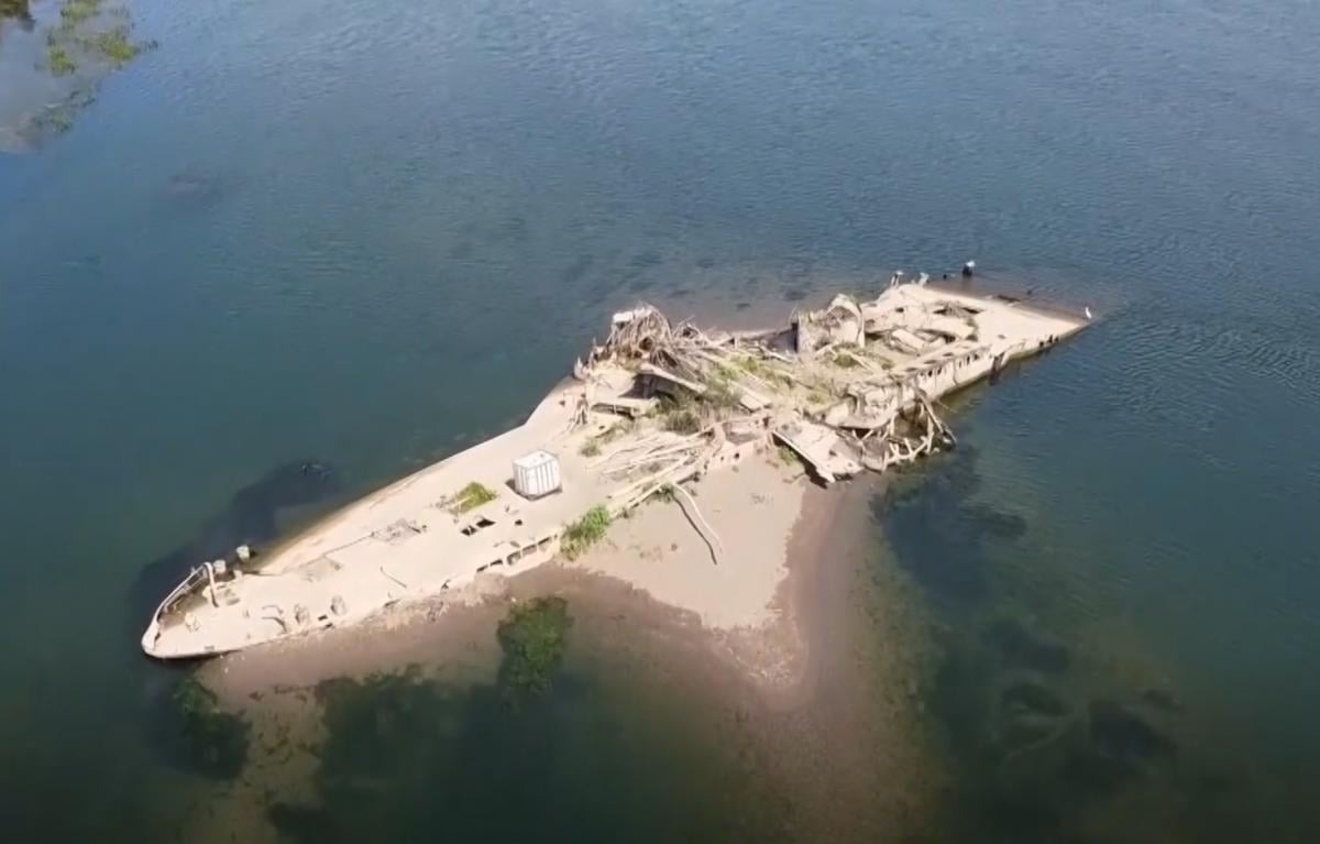 У Сербії посуха повернула на поверхню легендарний корабель (фото) У Сербії посуха повернула на поверхню легендарний корабель (фото)