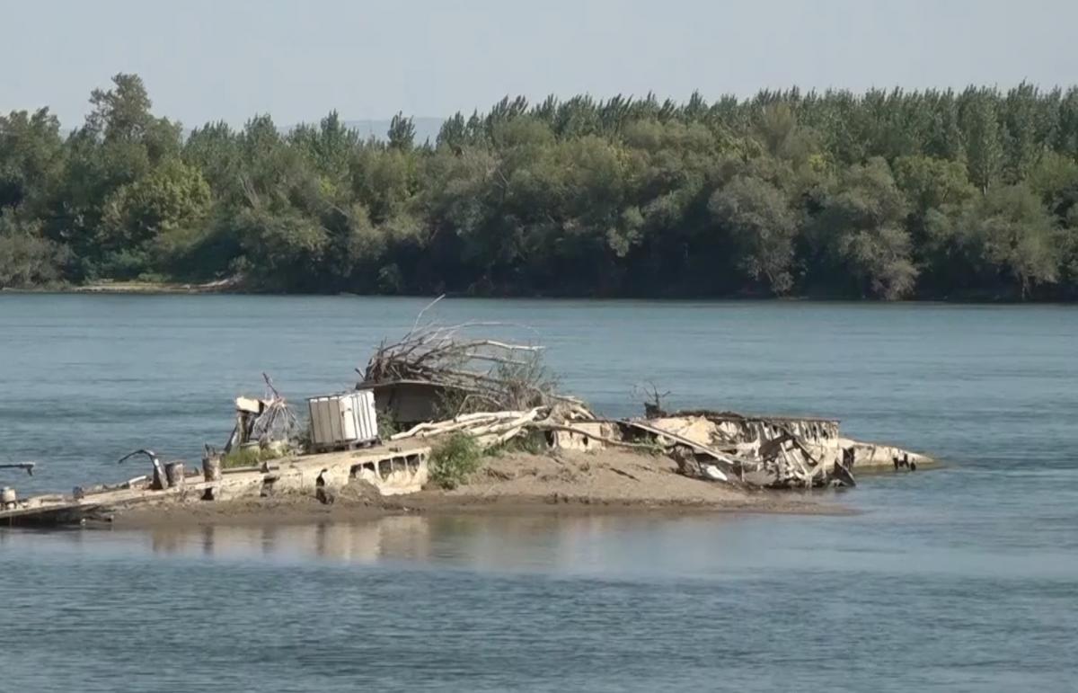 У Сербії посуха повернула на поверхню легендарний корабель (фото) У Сербії посуха повернула на поверхню легендарний корабель (фото)