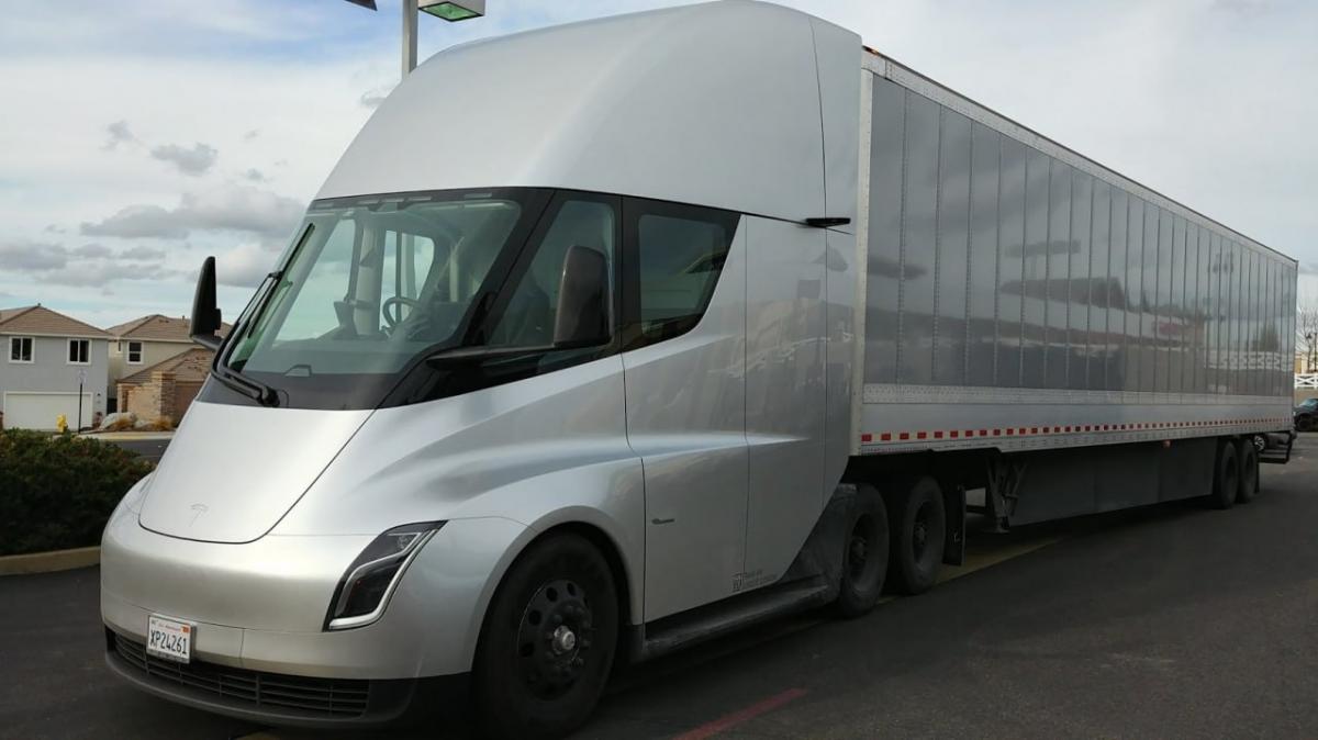 Tesla отримала гігантський контракт на вантажівки Semi: хто замовив рекордну партію Tesla отримала гігантський контракт на вантажівки Semi: хто замовив рекордну партію