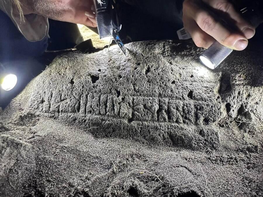 Археологи знайшли рунічний камінь із загадковим написом: розшифрували лише перші слова Археологи знайшли рунічний камінь із загадковим написом: розшифрували лише перші слова