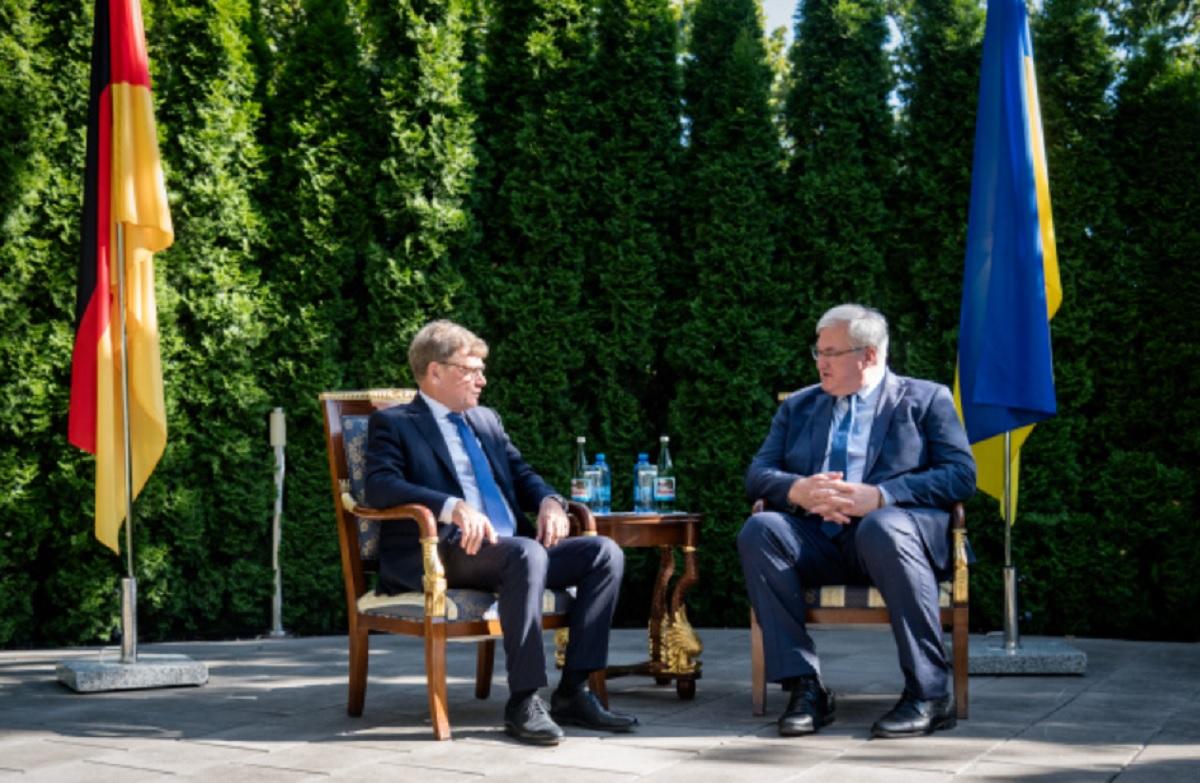 'Краще б він помінявся з цим кістяком місцями': Сибіга сказав, що прискорить закінчення війни 'Краще б він помінявся з цим кістяком місцями': Сибіга сказав, що прискорить закінчення війни