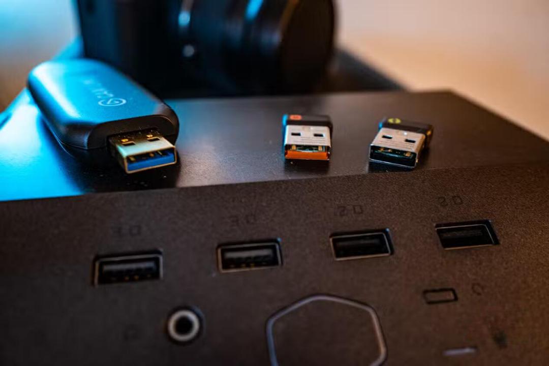 Чоловік роками підключав пристрої не до того USB-порту: через це файли передавалися довше Чоловік роками підключав пристрої не до того USB-порту: через це файли передавалися довше