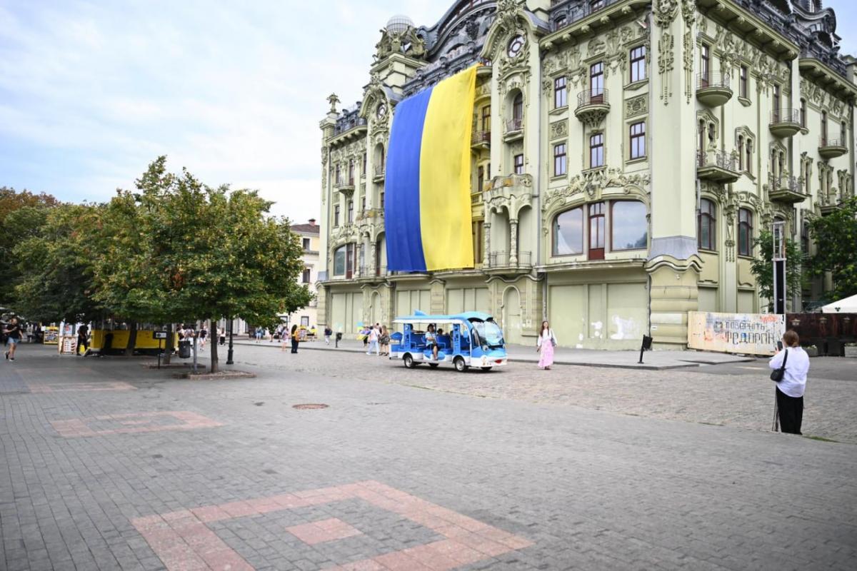 В Одесі Дюка вперше за час війни одягнули у вишиванку В Одесі Дюка вперше за час війни одягнули у вишиванку