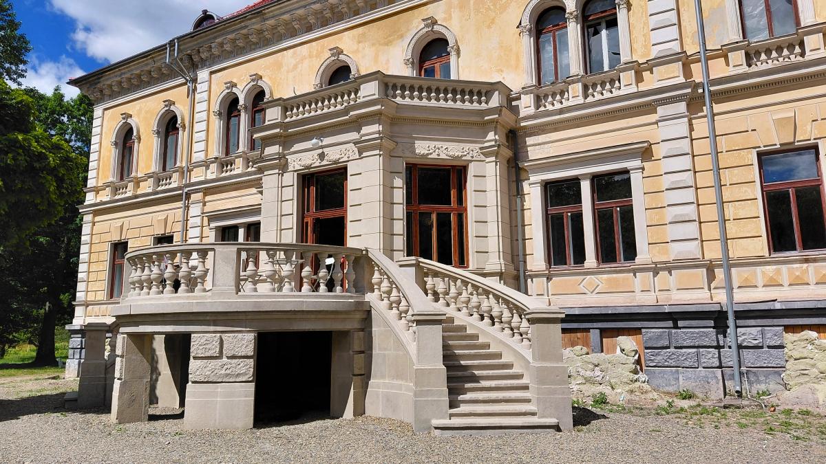 У Сколе для туристів відкрили частково відреставрований Палац Гредлів (фоторепортаж)