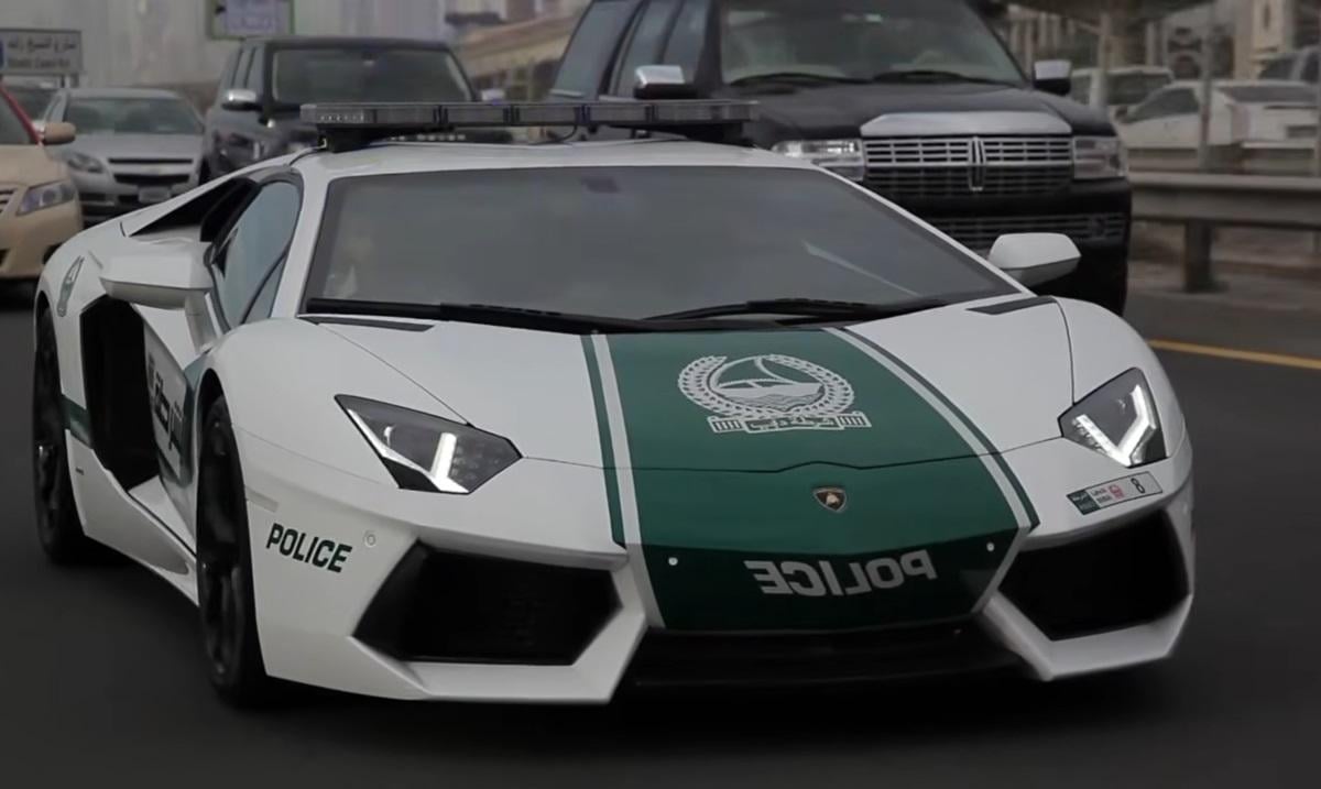 Чому поліцейські Дубая їздять на Ferrari та Lamborghini: річ не в швидкості