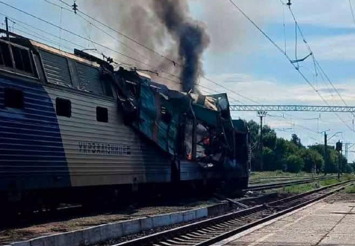 На Миколаївщині безпілотник поцілив у приміський поїзд: стали відомі наслідки На Миколаївщині безпілотник поцілив у приміський поїзд: стали відомі наслідки