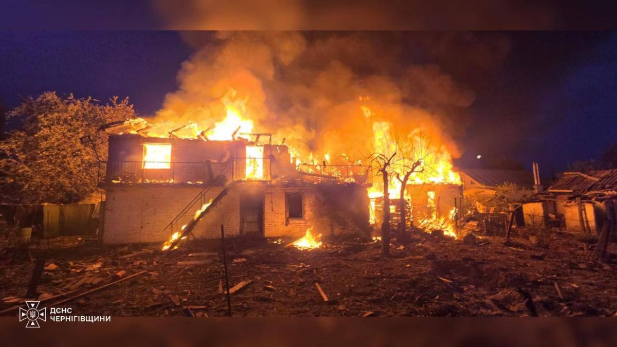 Росіяни вдарили в Чернігові по житловому будинку: загинули жінка та дитина
