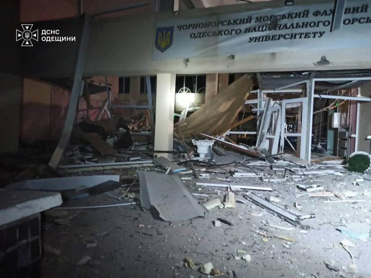 Одеса понад 7 годин перебувала під масованою атакою: у місті руйнування та пожежі Одеса понад 7 годин перебувала під масованою атакою: у місті руйнування та пожежі
