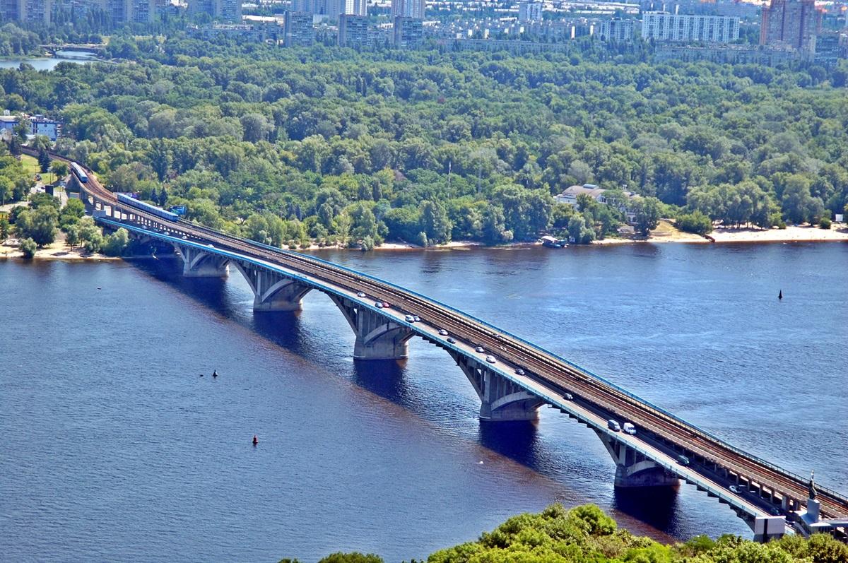 В Киеве частично перекроют мост Метро: когда изменят схему движения транспорта