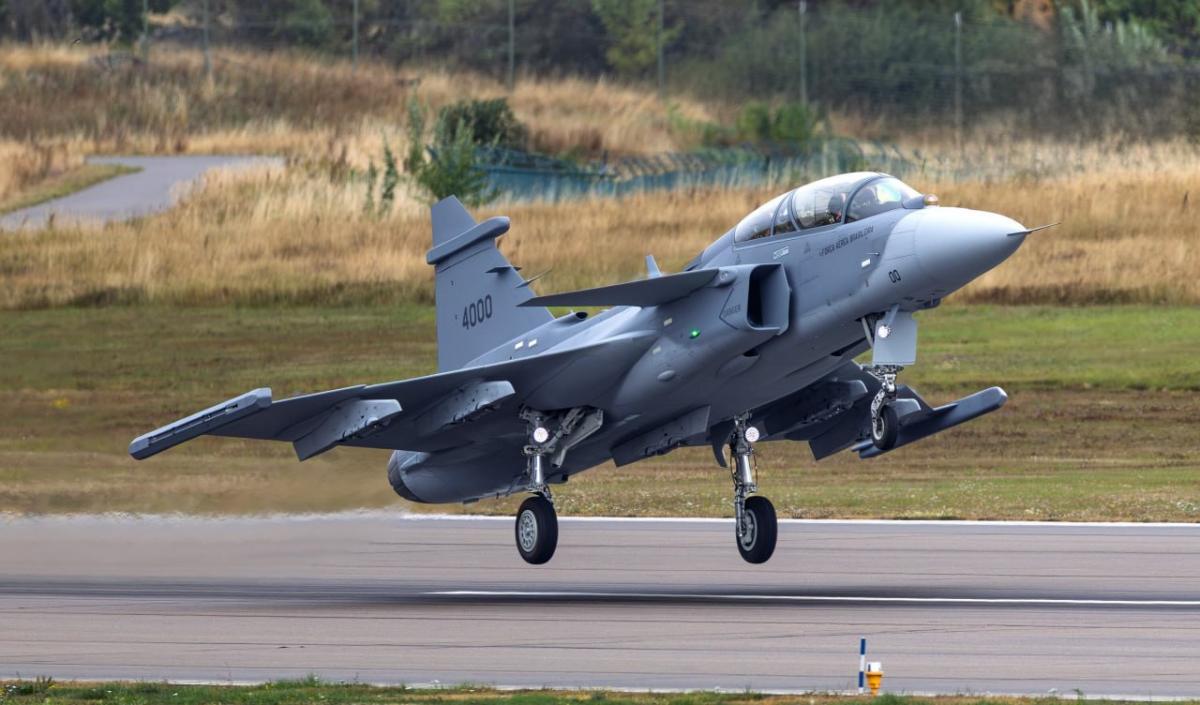 Новий Gripen F здійснив свій перший політ: до чого готують винищувач