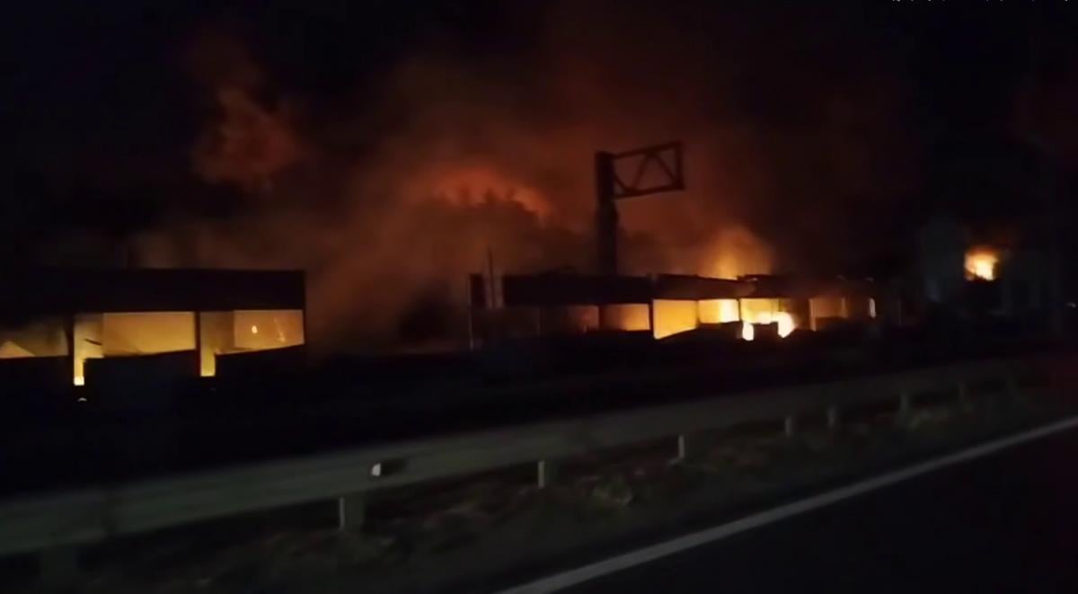 У Бучанському районі горять складські приміщення: пожежа супроводжується вибухами У Бучанському районі горять складські приміщення: пожежа супроводжується вибухами