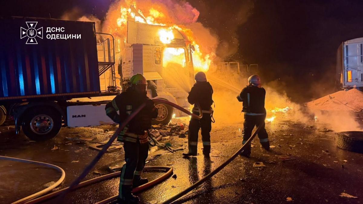 Россияне ударили по грузовикам с зерном в Одесской области, погибли и ранены (фото, видео) Россияне ударили по грузовикам с зерном в Одесской области, погибли и ранены (фото, видео)