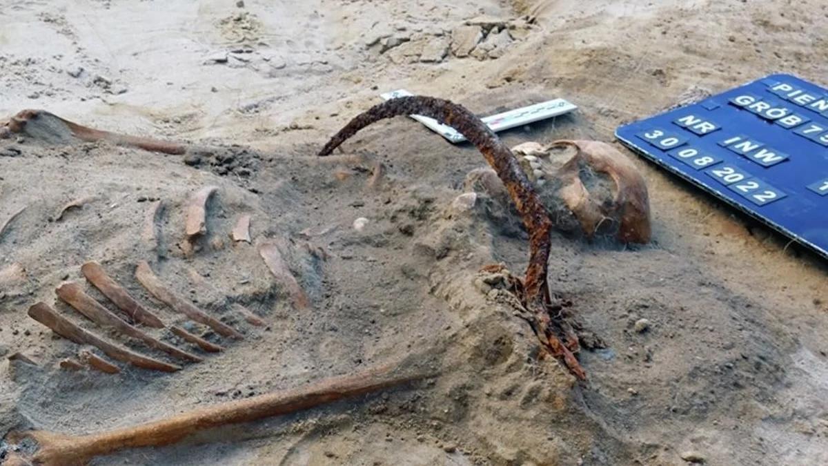 Замок на ноге и серп на шее: археологи нашли жуткую могилу молодой девушки