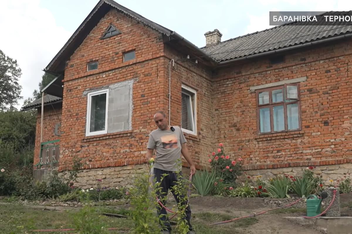 Переселенец купил заброшенный дом за $5 тысяч в рассрочку: как он его восстановил Переселенец купил заброшенный дом за $5 тысяч в рассрочку: как он его восстановил