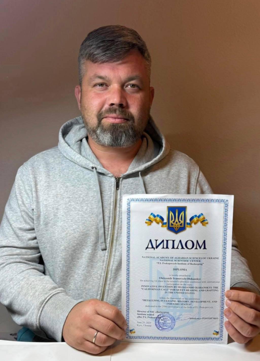 Лауреат престижних нагород, український вчений Олександр Ольшанський змінив підхід до вирощування бджолиних маток в Америці Лауреат престижних нагород, український вчений Олександр Ольшанський змінив підхід до вирощування бджолиних маток в Америці