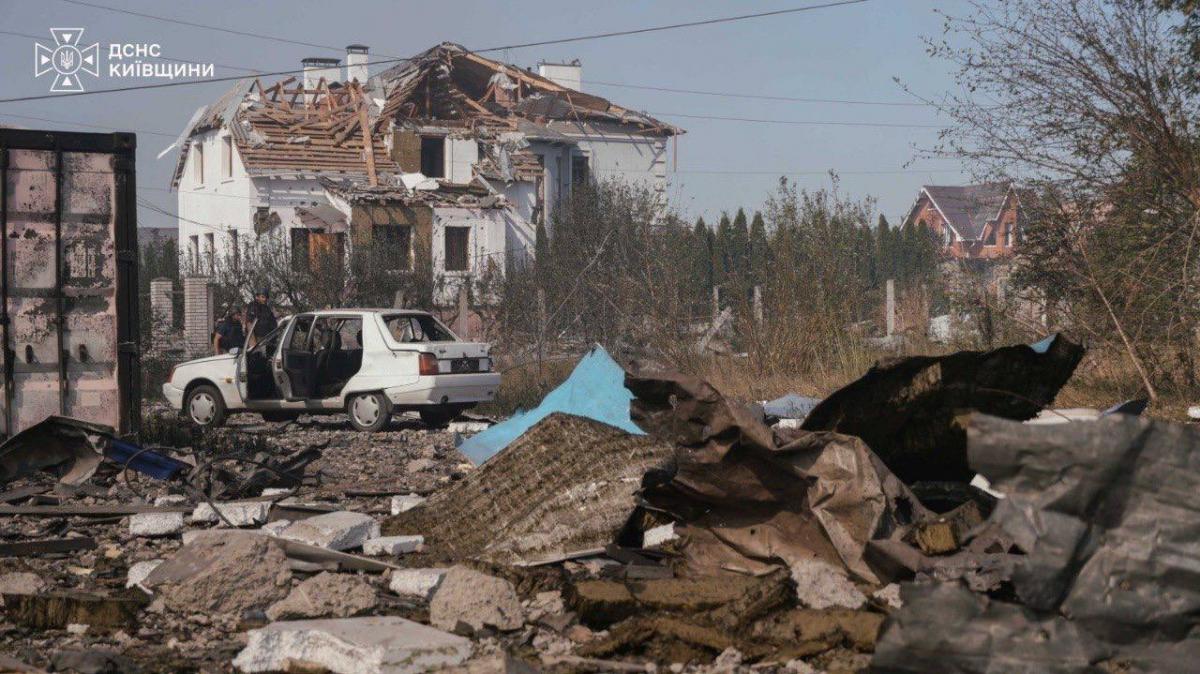 'Усе розбито вщент': очевидці розповіли про удари РФ по селу Мила, - The Guardian 'Усе розбито вщент': очевидці розповіли про удари РФ по селу Мила, - The Guardian