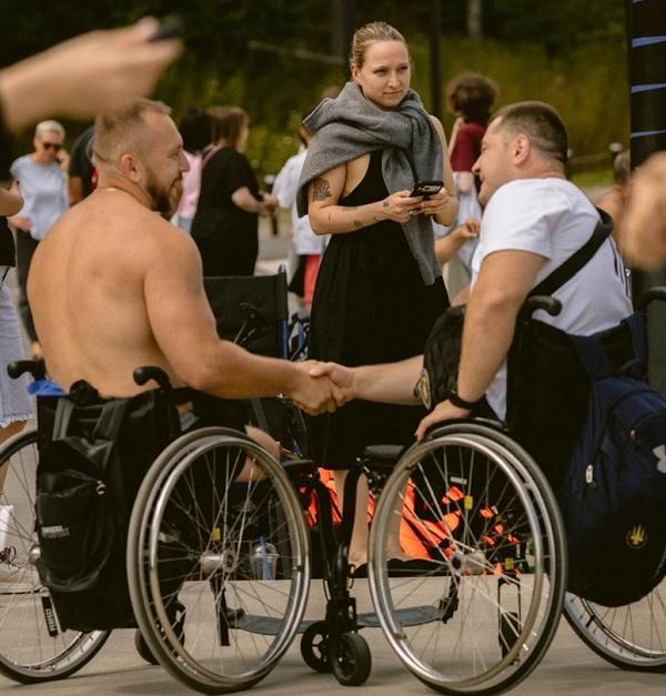 Заплив, що став маніфестом: Олександр Терен разом із ветеранами протягнули на собі човни Заплив, що став маніфестом: Олександр Терен разом із ветеранами протягнули на собі човни